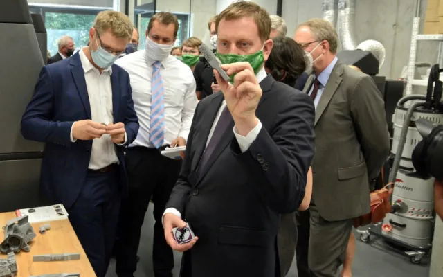 Oba politici si prohlédli laboratoře TUL