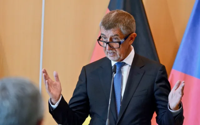 Premiér Babiš na briefingu v knihovně.