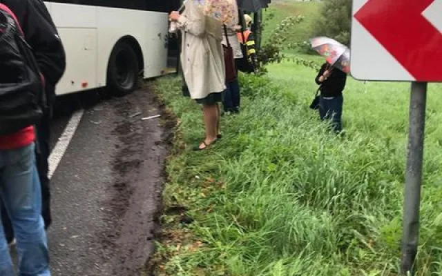 Srážka autobusu s autem na Kunratické. Na místě jsou zranění, silnice je uzavřená