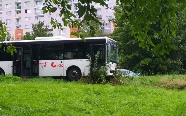 Krev a panika. Na Kunratické se srazil autobus s osobním autem, pět zraněných