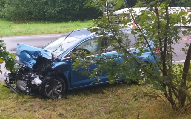 Krev a panika. Na Kunratické se srazil autobus s osobním autem, pět zraněných