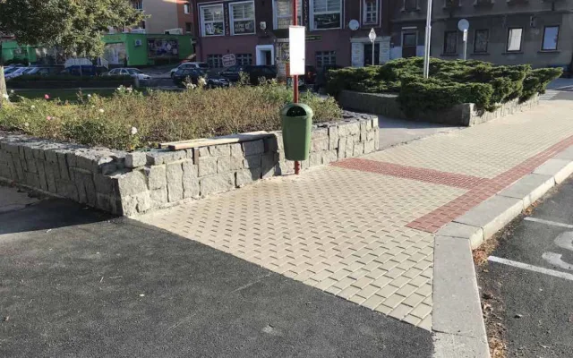 Lidem v Ruprechticích vadí z poloviny opravené náměstí. Další úpravy jsou v plánu, hájí se radnice