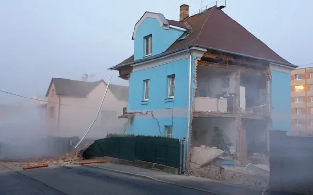 Na Františkově se zřítila část rodinného domu, objekt je podle hasičů velmi nestabilní