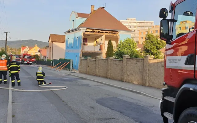 Na Františkově se zřítila část rodinného domu, v noci proběhla řízená demolice