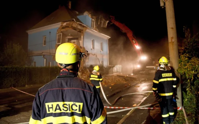 Na Františkově se zřítila část rodinného domu, v noci proběhla řízená demolice