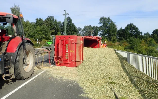 Na mostě nad pětatřicítkou mezi Turnovem a Libercem se převrátil přívěs. Obsah se vysypal na silnici