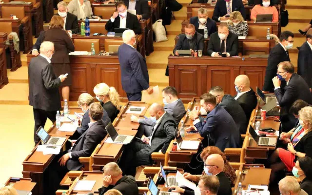 FOTO: Vláda schválila nouzový stav