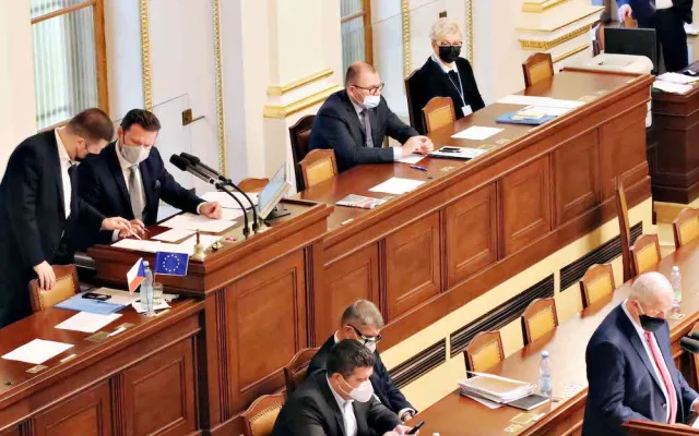 FOTO: Vláda schválila nouzový stav