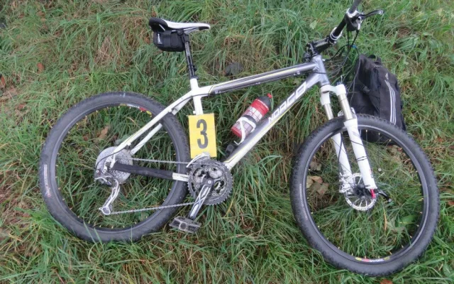 Motorkář při odbočování vjel do protisměru a srazil se s cyklistou