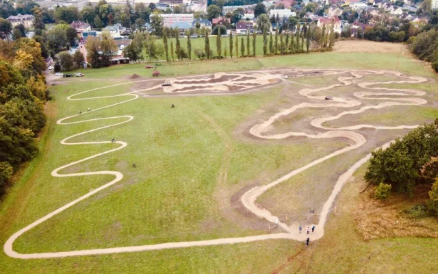 Ve Vraťáku se otevřel nový pumptrack. Pomáhal ho tvořit i mistr světa Tomáš Slavíík