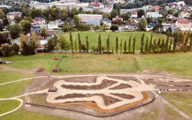 Ve Vraťáku se otevřel nový pumptrack. Pomáhal ho tvořit i mistr světa Tomáš Slavíík