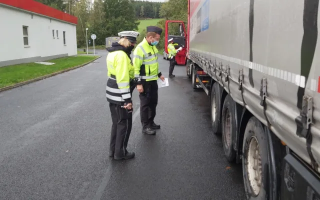 Policisté při kontrolách náklaďáků odhalili nedodržování přestávek i špatný stav vozidel