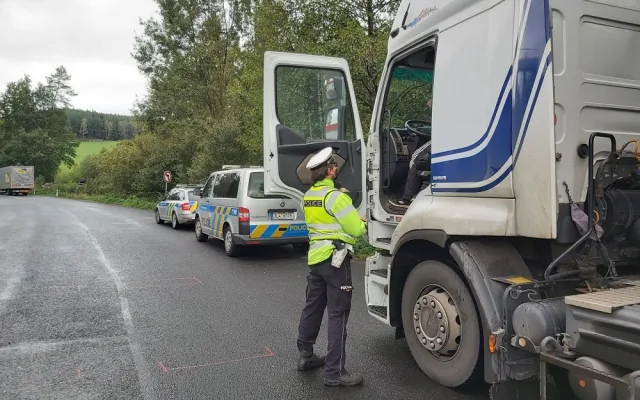Policisté při kontrolách náklaďáků odhalili nedodržování přestávek i špatný stav vozidel