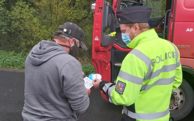 Policisté při kontrolách náklaďáků odhalili nedodržování přestávek i špatný stav vozidel