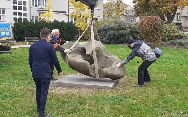Socha „Po válce“ už se usídlila na novém místě v parku Clam-Gallasů