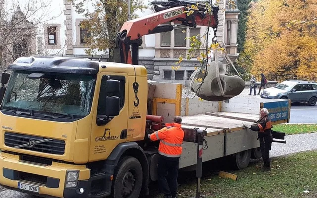 Socha „Po válce“ už se usídlila na novém místě v parku Clam-Gallasů