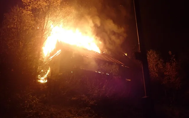 V Tanvaldě vzplála chalupa, na místo muselo šest jednotek hasičů