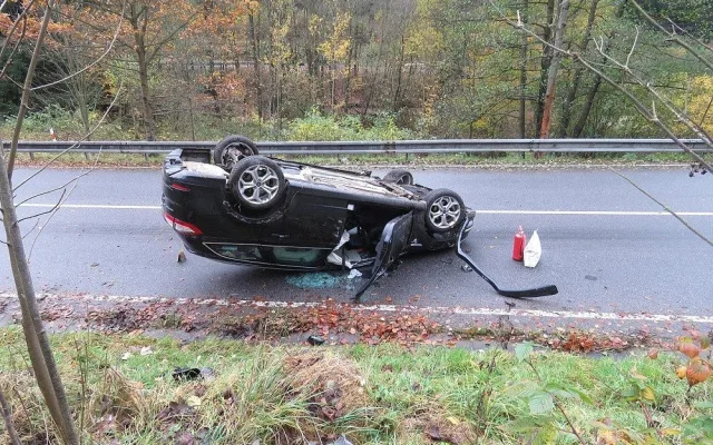 Řidič nezvládl zatáčku a skončil na střeše. Policisté mu naměřili 2,78 promile