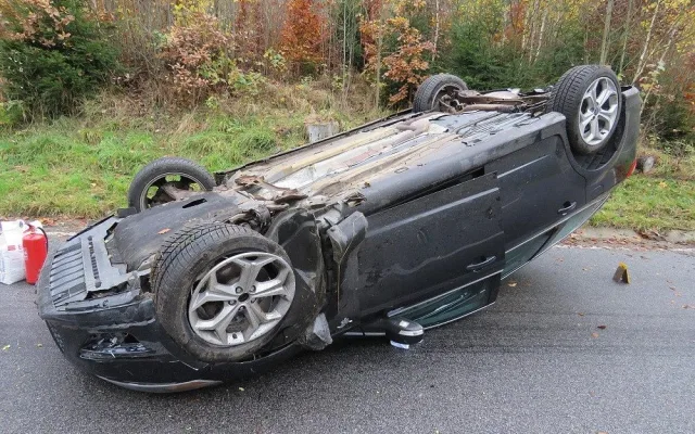 Řidič nezvládl zatáčku a skončil na střeše. Policisté mu naměřili 2,78 promile