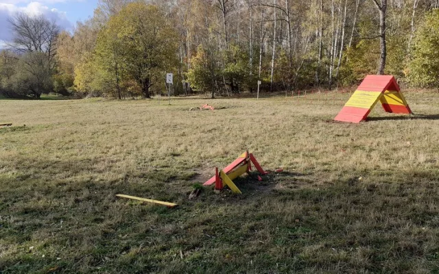 Někdo se vyřádil na psím agility u Hokejky, z překážek zbyly hromádky dřeva