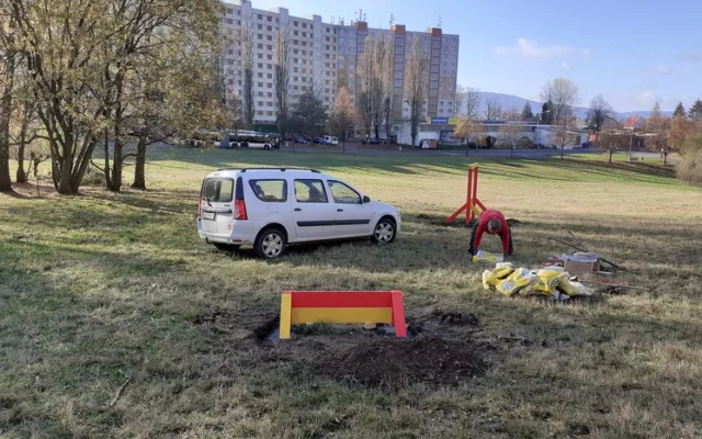 Někdo se vyřádil na psím agility u Hokejky, z překážek zbyly hromádky dřeva