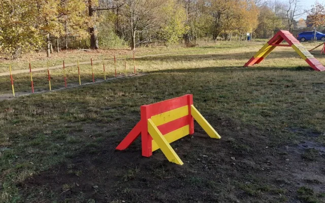 Někdo se vyřádil na psím agility u Hokejky, z překážek zbyly hromádky dřeva