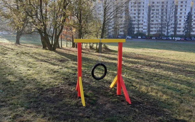 Někdo se vyřádil na psím agility u Hokejky, z překážek zbyly hromádky dřeva
