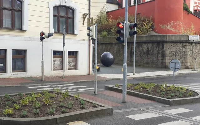 V Liberci stihli ještě před zimou vysadit nové trvalky na Husovce i v Palachově ulici