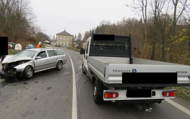 Mladý řidič způsobil v Lučanech nehodu tří aut, při nárazu z vozu vypadl