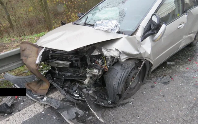 Mladý řidič způsobil v Lučanech nehodu tří aut, při nárazu z vozu vypadl
