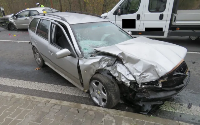 Mladý řidič způsobil v Lučanech nehodu tří aut, při nárazu z vozu vypadl