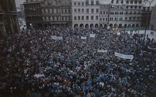 Manifestace pod balkonem ČSS (FOTO: Milan Drahoňovský)