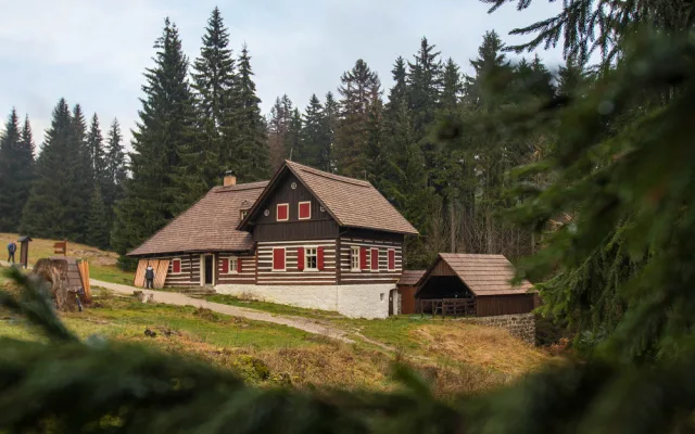 Jizerskohorská roubenka se dočkala uznání. Liščí bouda získala ocenění Patria Nostra