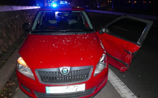 Opilý senior zastavil na průtahu městem. Otevřené dveře mu urazilo projíždějící auto