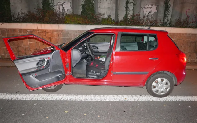 Opilý senior zastavil na průtahu městem. Otevřené dveře mu urazilo projíždějící auto
