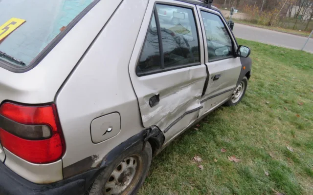 U jablonecké přehrady se srazila tři auta. Řidička nedala přednost