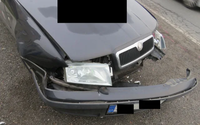 U jablonecké přehrady se srazila tři auta. Řidička nedala přednost