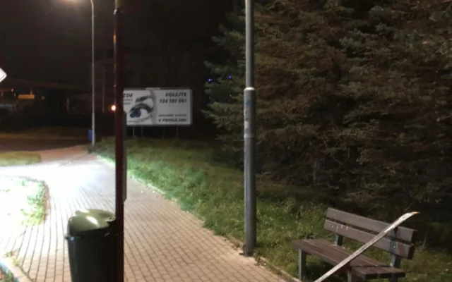 Někdo rozházel po Liberci lyže s QR kódem. Na vandaly to ale nevypadá
