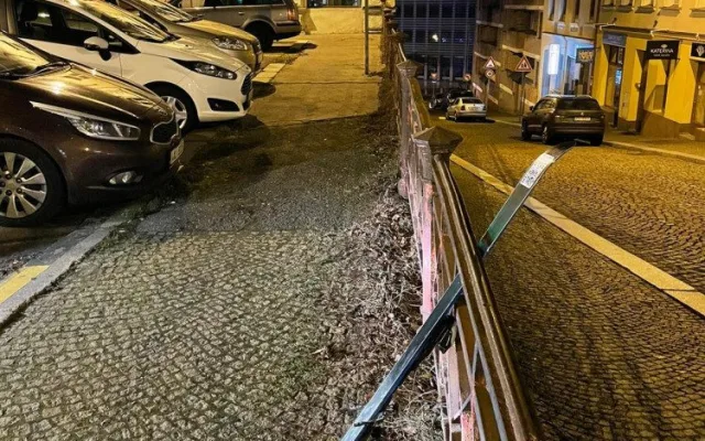 Někdo rozházel po Liberci lyže s QR kódem. Na vandaly to ale nevypadá