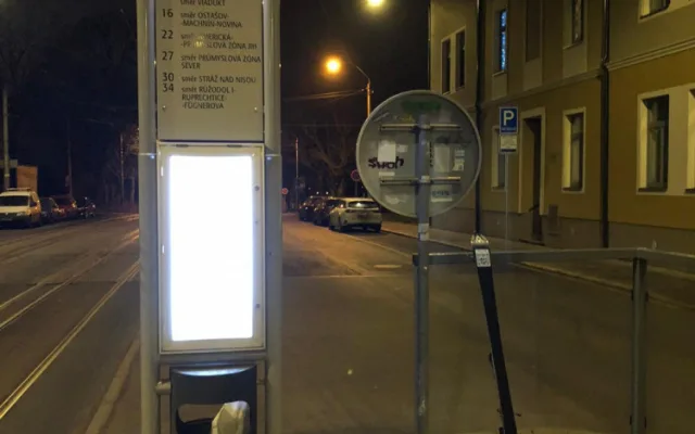 Někdo rozházel po Liberci lyže s QR kódem. Na vandaly to ale nevypadá