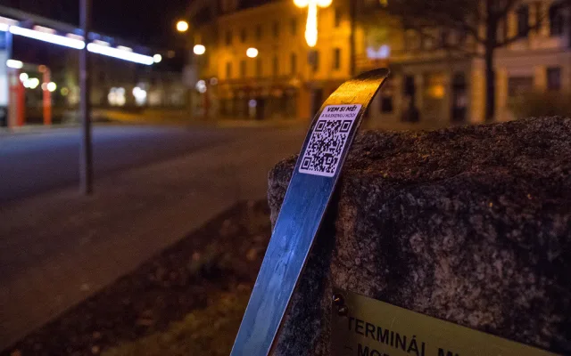 Dárek v podobně skipasů ukryté za lyžemi v Liberci pobavil. A Drbna byla u toho