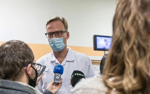 V Liberci začalo očkování zdravotníků. Podle lékařů je to světlo na konci tunelu