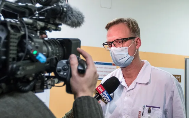 V Liberci začalo očkování zdravotníků. Podle lékařů je to světlo na konci tunelu