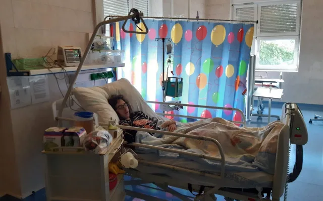 Lidé se složili na auto pro rodinu dvojčat se vzácným onemocněním. Sbírka pokračuje