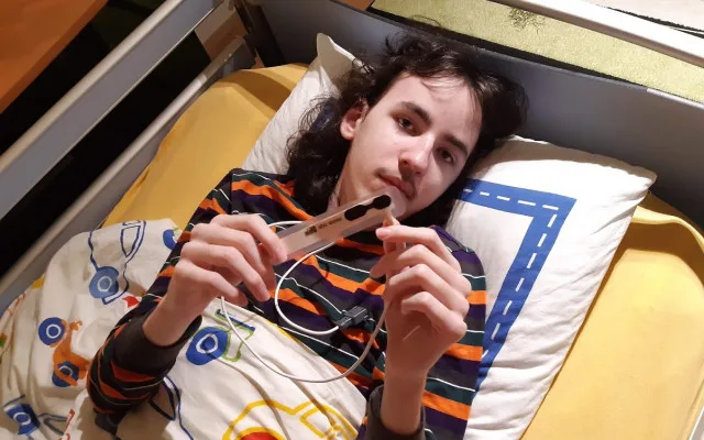 Lidé se složili na auto pro rodinu dvojčat se vzácným onemocněním. Sbírka pokračuje