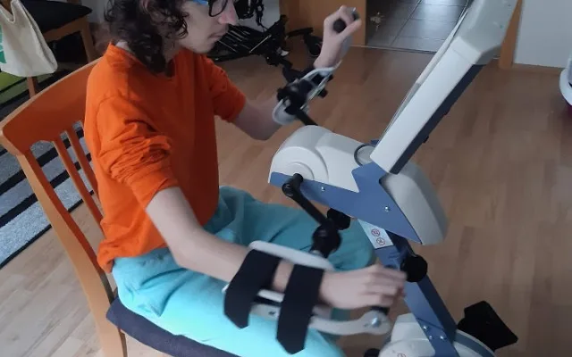 Lidé se složili na auto pro rodinu dvojčat se vzácným onemocněním. Sbírka pokračuje