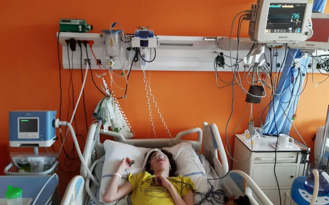 Lidé se složili na auto pro rodinu dvojčat se vzácným onemocněním. Sbírka pokračuje