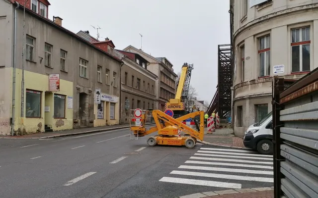 Podhorská je kvůli demontáži konstrukce uzavřená. Na neukázněné řidiče číhá policie
