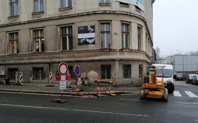 Podhorská je kvůli demontáži konstrukce uzavřená. Na neukázněné řidiče číhá policie