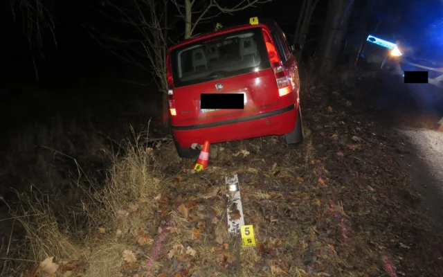 Se dvěma promile vyjel, ale nedojel. Řidič skončil v betonovém sloupku